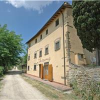 A selection of 2-3 bedroom apartments with shared pool near Florence, Sleeps 4-6